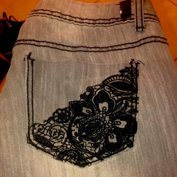 Almost famous jeans size 9 - Picture 3 of 4